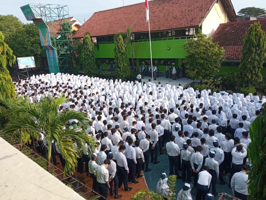 Upacara bendera hari senin dan halal bihalal siswa dan guru beserta karyawan setelah libur Idul Fitri