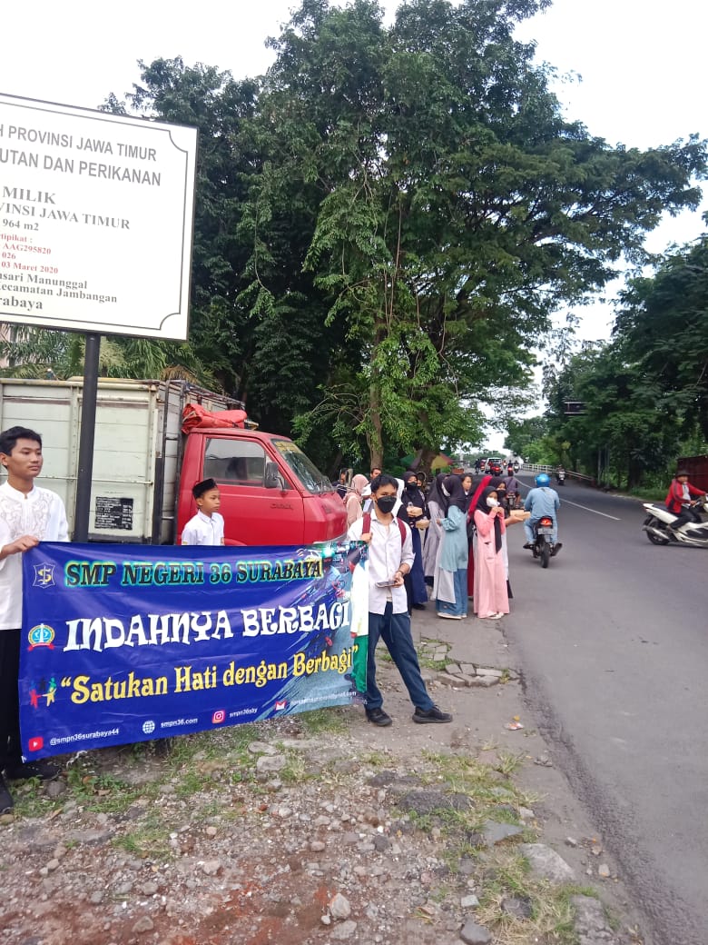 Kegiatan Berbagi takjil buka puasa Remas SMPN 36 Surabaya